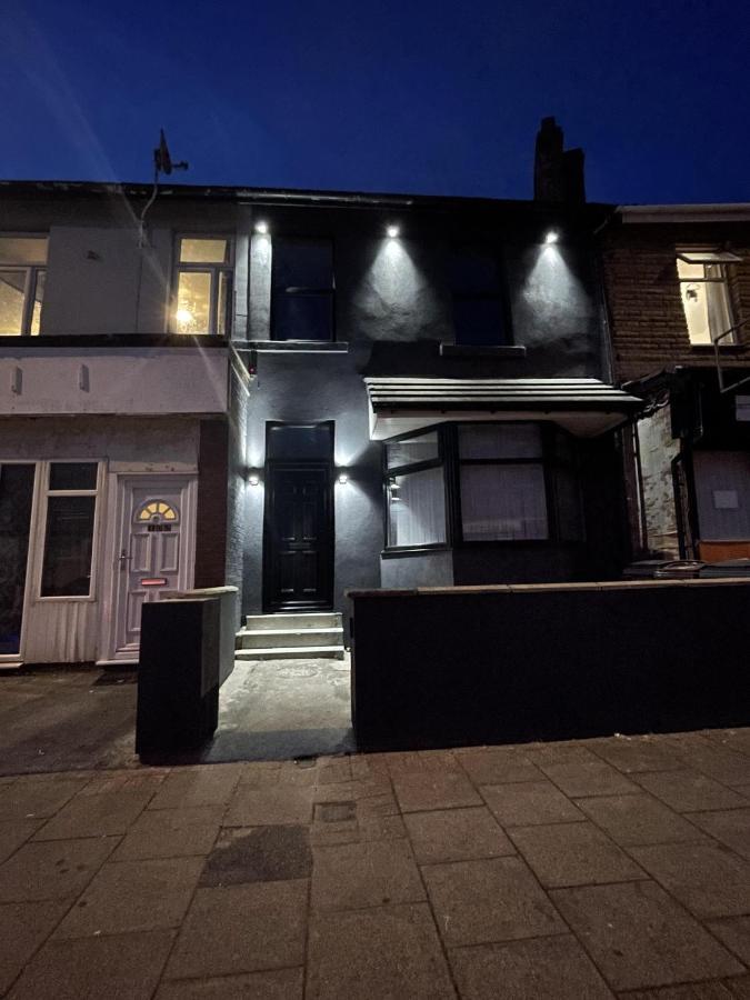 Lovely 2-Bed Apartment In Blackpool Secret House Bagian luar foto