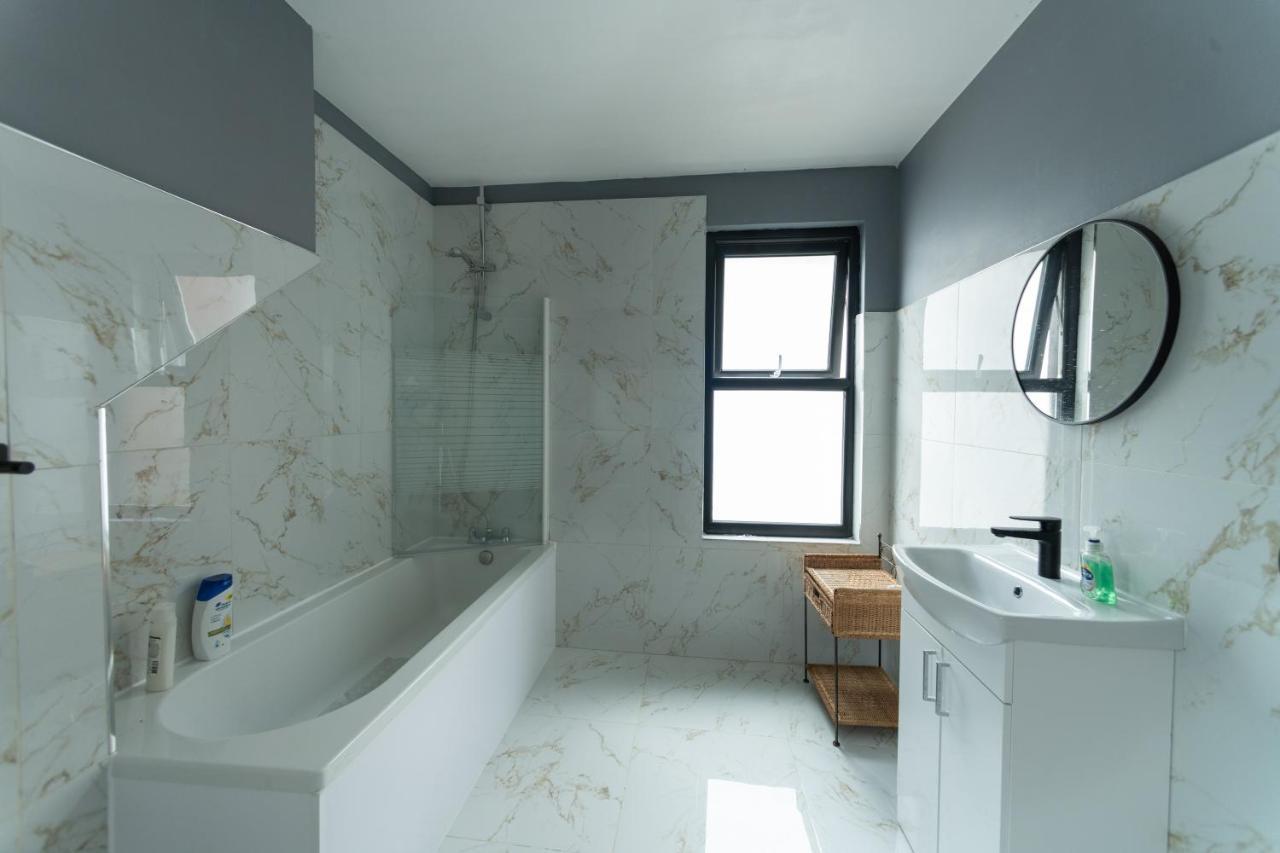 Lovely 2-Bed Apartment In Blackpool Secret House Bagian luar foto